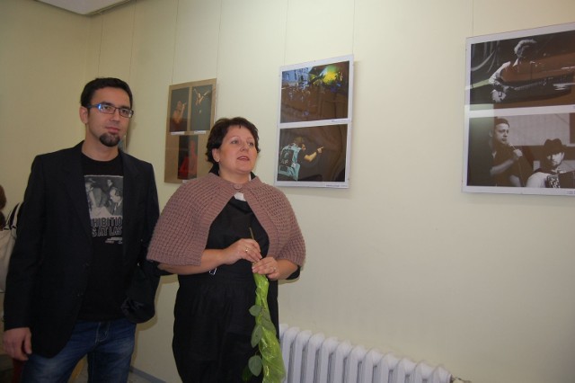 Podczas wernisażu do oglądania zdjęć zachęcał sam autor oraz  Alina Gordon, dyrektor Szubińskiego Domu Kultury.