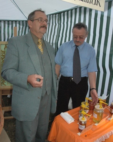 Stefan Kuźmiak i Stefan Habura zachęcali do zakupu miodu, dając klientom łyżkę smakołyku do spróbowania.