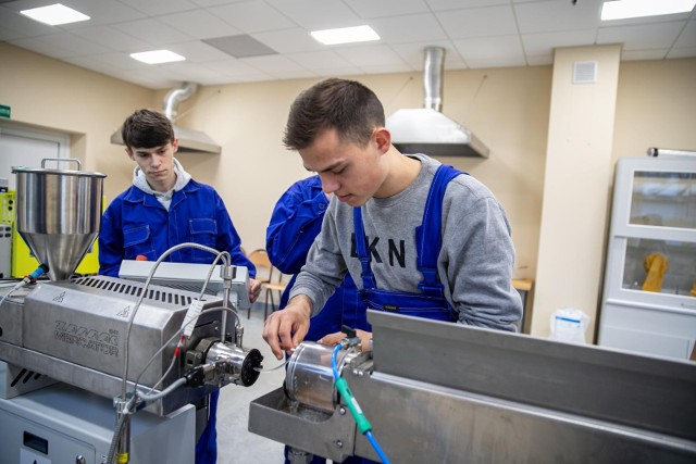 Nowoczesna baza techniczno-dydaktyczna w ZSZ nr 2 w Białymstoku pozwoli uczniom na zdobycie praktycznych umiejętności w zakresie przetwórstwa tworzyw sztucznych.