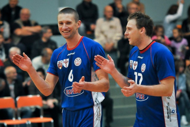 Zawodnicy Mickiewicza: przyjmujący Marcin Melnarowicz (z lewej) i rozgrywający Rafał Kowalczyk mają powody do radości.