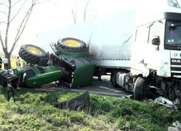 Tir marki DAF staranował ciągnik, który skręcał w lewo na skrzyżowaniu