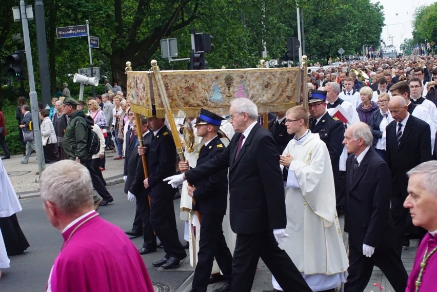 Tłumy ludzi wzięły udział w piątek w procesji...