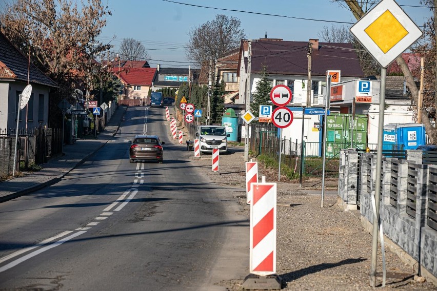 Kraków. Przerwana przebudowa ulicy Łokietka. Czekają na nowy projekt i rury [ZDJĘCIA]