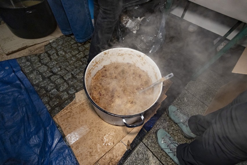 Kolejne spotkanie mieszkańców Krakowa przy karpiu, zupie grzybowej i kapuście z grochem. Tym razem długa kolejka na rondzie Mogilskim