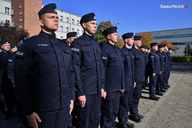 W szeregi policji w Katowicach wstąpiło ostatnio 77 nowych funkcjonariuszy, w tym dziewięć kobiet Zobacz kolejne zdjęcia/plansze. Przesuwaj zdjęcia w prawo naciśnij strzałkę lub przycisk NASTĘPNE