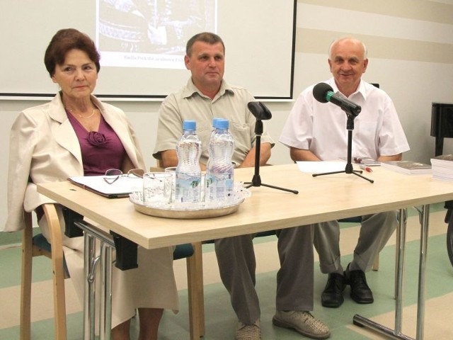 Trójka tropicieli śladów rodziny Marii Skłodowskiej-Curie: Elżbieta Stec, Jacek Skrzypczak i Ryszard Garus. Obok rower, który pan Jacek poleca jako świetny przy zwiedzaniu środek transportu.