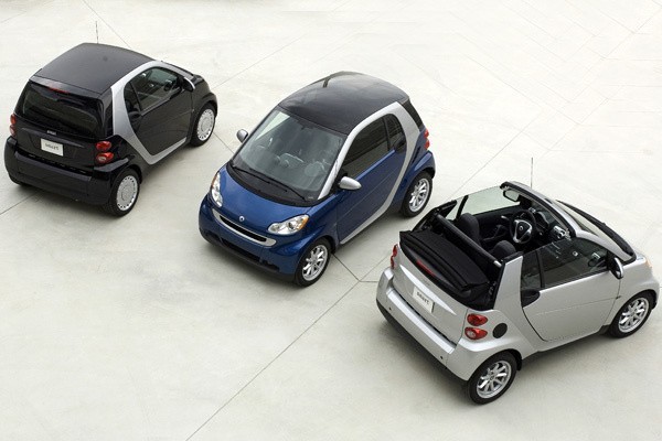 Smart fortwo jest dostępny w wersji zamkniętej oraz ze zdejmowanym, materiałowym dachem.