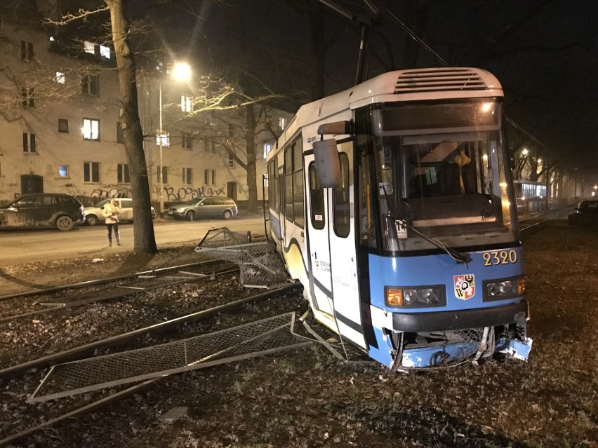 Wypadek na Olszewskiego. "Dwójka" wypadła z torów wprost pod nadjeżdżający tramwaj [FILM, ZDJĘCIA]