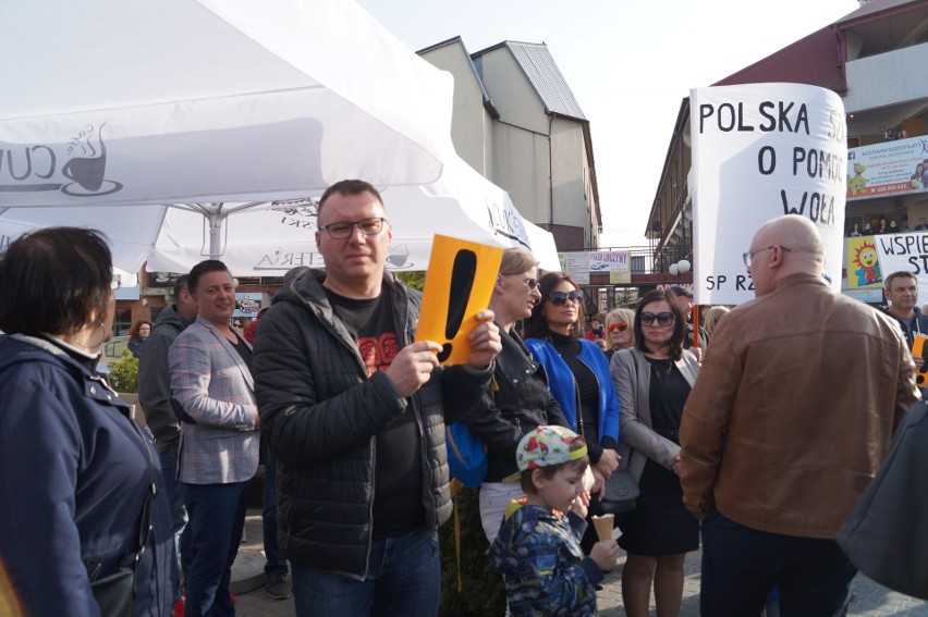 Ostrołęka: Wiec poparcia dla nauczycieli. Manifestowało ponad 200 osób