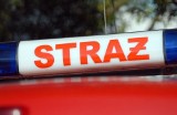 Strażacy pomagają wyjść z wanny starszemu mężczyźnie