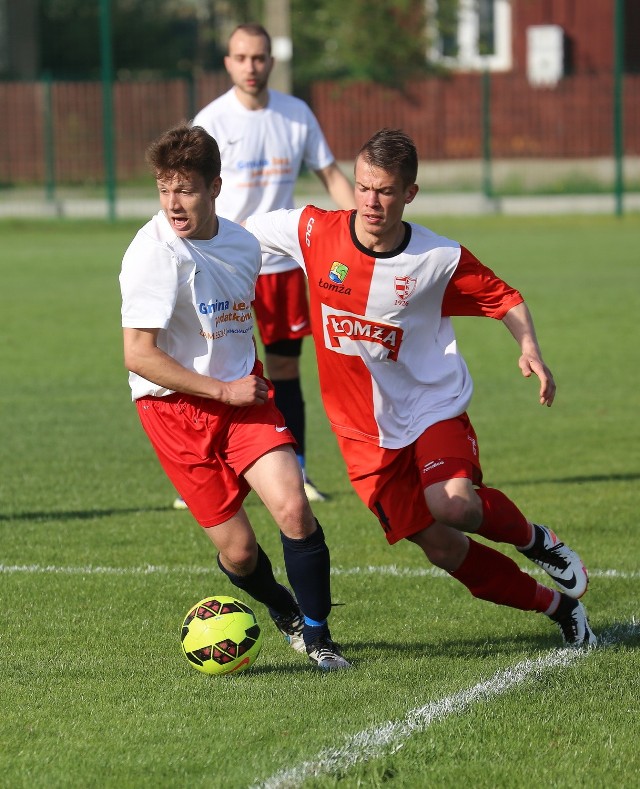 Piłkarze ŁKS 1926 Łomża (z prawej) wyeliminowali KS Michałowo i 1 czerwca staną przed szansą obrony trofeum