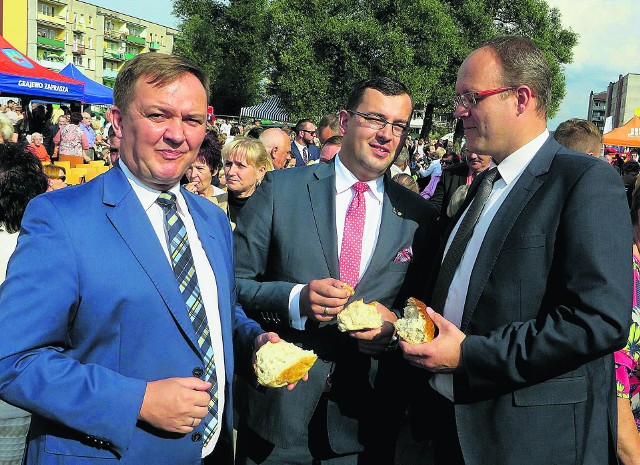 Nowo powołany z-ca burmistrza Zalewski (z lewej) i burmistrz Kuczyński (z prawej) dzielą się nie tylko chlebem, ale i pracą