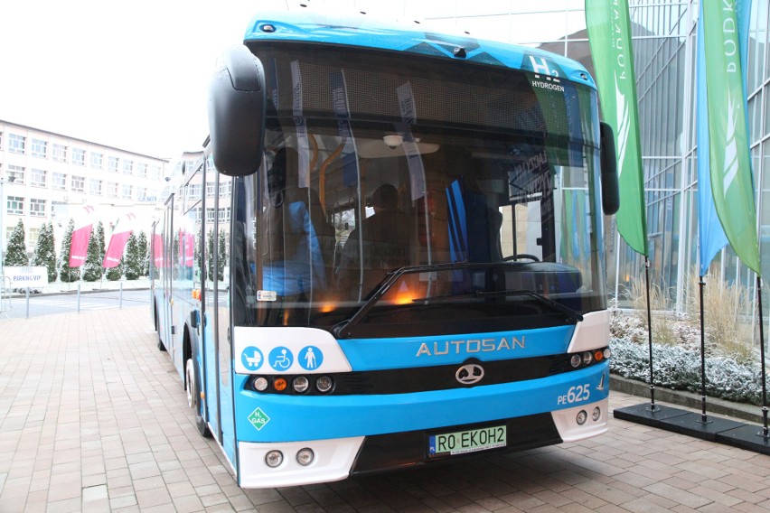 Wodorowy autobus atrakcją Kongresu 590. Goście poznali pojazd produkowany w Sanoku [ZDJĘCIA, WIDEO]