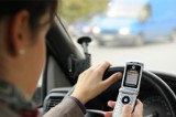 Policjanci przestrzegają: w czasie jazdy samochodem  „Łapki na kierownicę”
