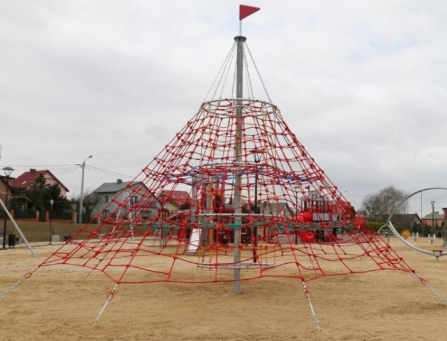 Na placu zabaw przy świetlicy wiejskiej w Brzoziu ma zostać zamontowana m.in. piramida linowa