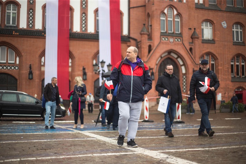 Biało-czerwoną uroczyście wciągnięto na maszt. Obchody Dnia Flagi Rzeczypospolitej Polskiej w Słupsku [ZDJĘCIA]