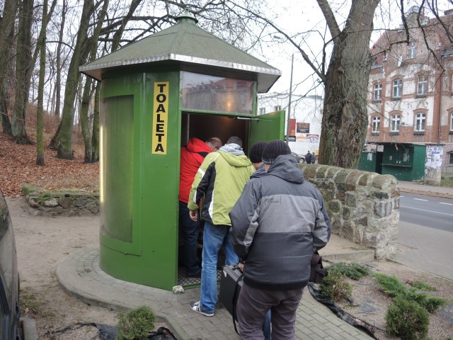 Bezdomny zmarł w miejskiej toalecie.