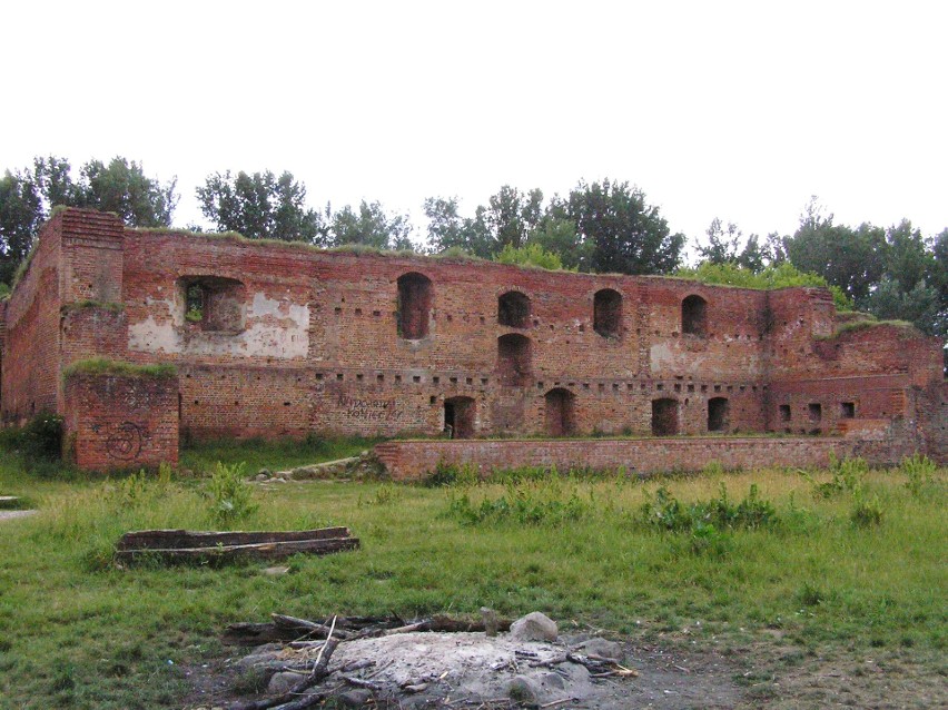 Zamek Dybowski (w dzisiejszym Toruniu) na lewym brzegu Wisły...