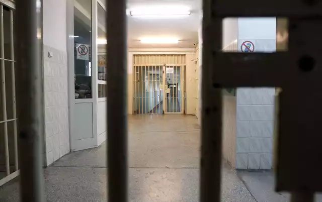 Młody mężczyzna podciął sobie żyły w areszcie przy ulicy Świebodzkiej. Zdjęcie ilustracyjne