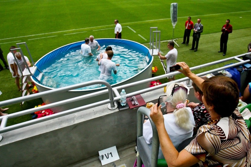 Do tej pory kongres świadków Jehowy odbywał się na Stadionie...