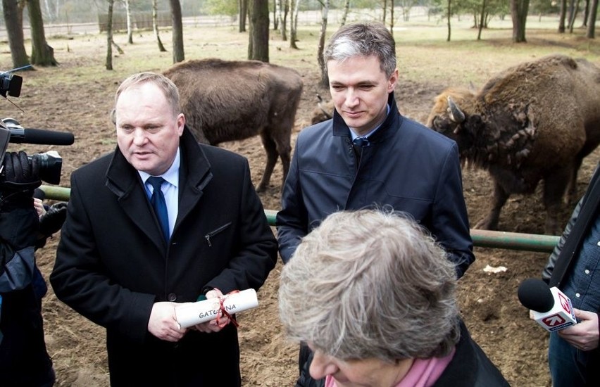 Marszałek i kadydat na prezydenta ochrzcili żubry (zdjęcia)