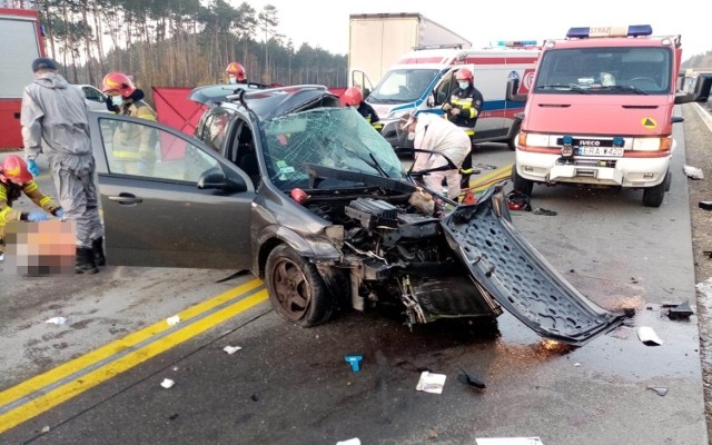 Tragiczny wypadek na drodze krajowej. Kierowca wjechał na czerwonym świetle i zderzył się z tirem.CZYTAJ DALEJ --->