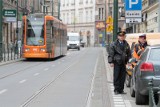 Kraków. Znów plaga zatrzymań tramwajów na ulicy Długiej! Jest petycja w sprawie likwidacji miejsc parkingowych. "Miarka się przebrała"