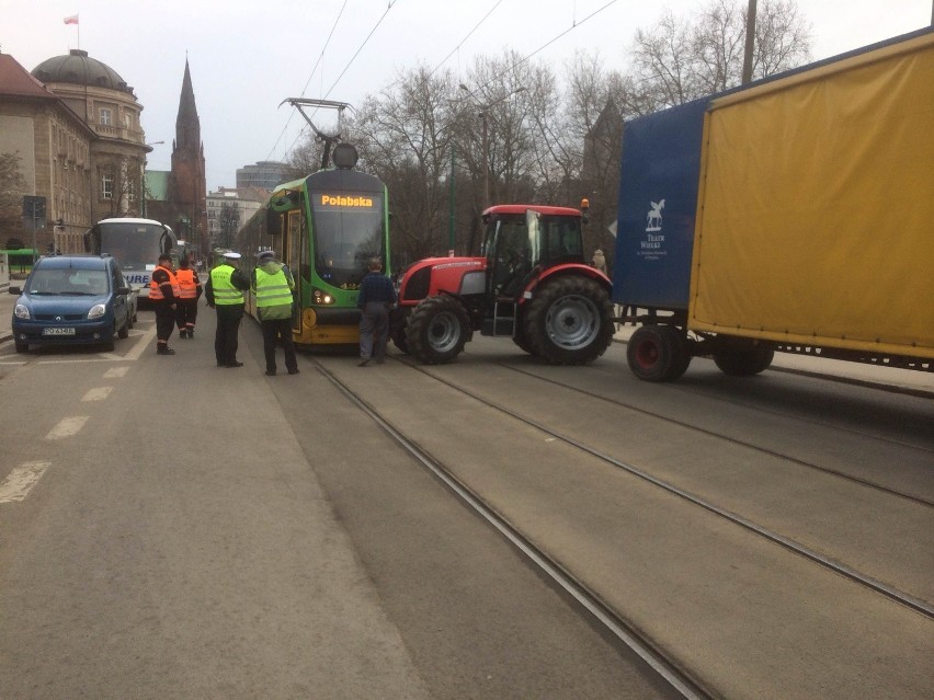Tramwaj zderzył się z... traktorem na Fredry w Poznaniu