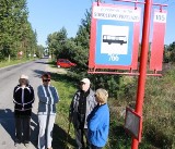 Po zmroku przystanek linii 105 tonie w ciemnościach. Urzędnicy twierdzą, że wystarczy lampa oddalona o 70 metrów od przystanku