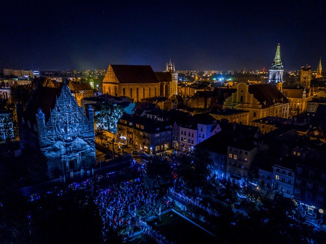 W Toruniu trwa Bella Skyway Festival 2018. Do niedzieli można podziwiać instalacje świetlne w ramach największego letniego wydarzenia kulturalnego. Zobaczcie jak Toruń prezentuje się podczas festiwalu na zdjęciach z drona.