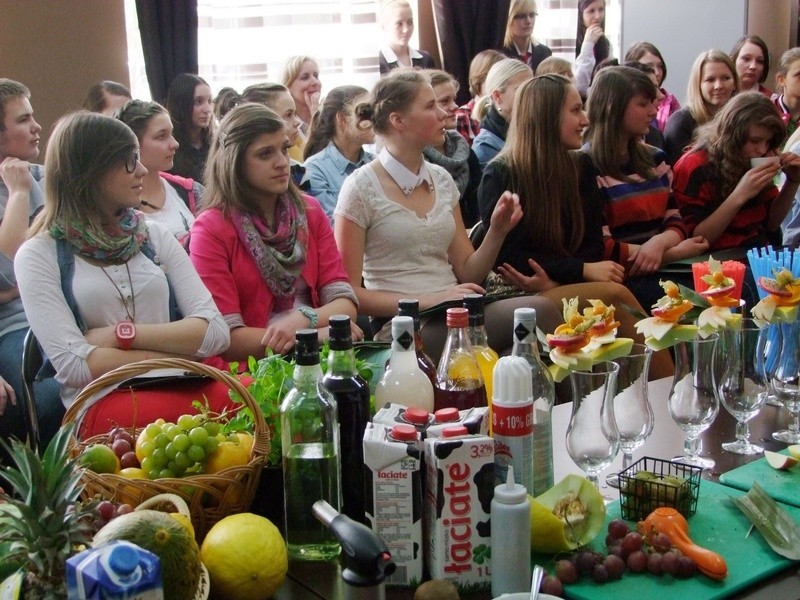 Profesjonalnym gastronomicznym popisom bacznie przyglądali...