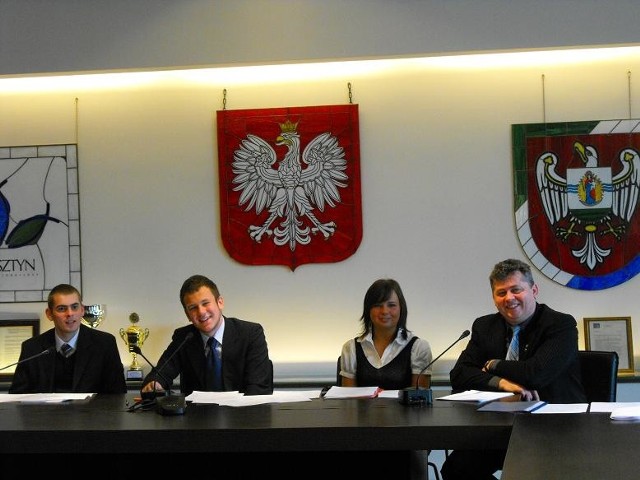 Przedstawiciele Młodzieżowej Rady Powiatu Wolsztyńskiego: (od lewej) Jakub Nowak, Bartosz Łukaszewicz, Martyna Kokot i wicestarosta Jacek Skrobisz