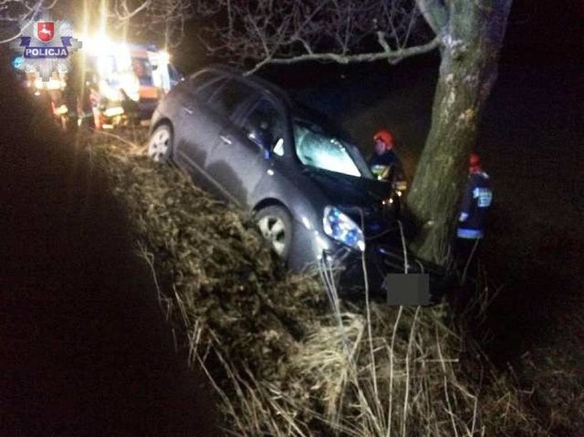 W Suszowie samochód rozbił się na drzewie. Nie żyje 44-latek