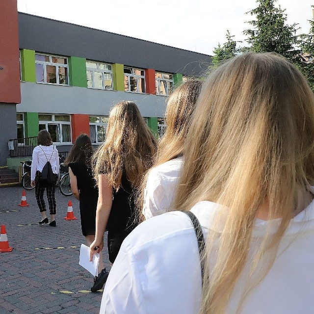 Rekrutacja do szkół ponadpodstawowych 2021 zakończy się dużo wcześniej niż ubiegłoroczna – obecni ósmoklasiści będą cieszyli się bezstresowymi wakacjami aż o trzy tygodnie dłużej niż poprzednicy (ci na zdjęciu w czasie swojego egzaminu państwowego w Łodzi z 2020 r.)