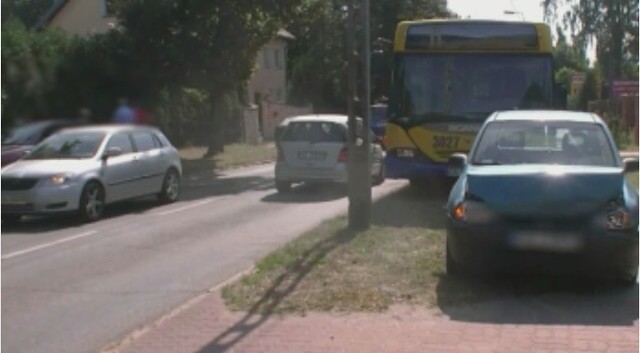 Kolizja dwóch osobówek i autobusu na ul. Kaszubskiej w Słupsku.