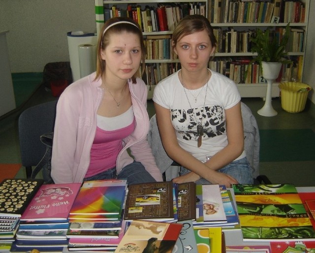 Zbieramy przybory szkolne- mówią (od lewej) Paulina Danilczuk i Iwona Sak, wolontariuszki z łapskiego "mechaniaka". Wraz z kolegami, już wkrótce, zawiozą je do Domu Dziecka w Krasnem.