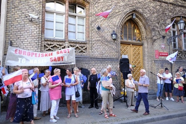 Dzisiaj w Toruniu, podobnie jak w całej Polsce, obyła się manifestacja obywatelska w obronie niezależności sądownictwa. Akcja została zorganizowana przez środowiska Komitetu Obrony Demokracji, Inicjatywy Wolne Sądy, Obywateli RP, Akcji Demokracja, Strajku Kobiet, Fundacji Stefana Batorego i wielu innych. Zobaczcie zdjęcia z tego wydarzenia.Zobacz także: Protest studentów UMK w Toruniu. Środowiska akademickie sprzeciwiają się reformie nauki i szkolnictwa wyższego [ZDJĘCIA]Zobacz także: Monitoring z zabójstwa przy Chełmińskiej - klatka po klatce [WIDEO]