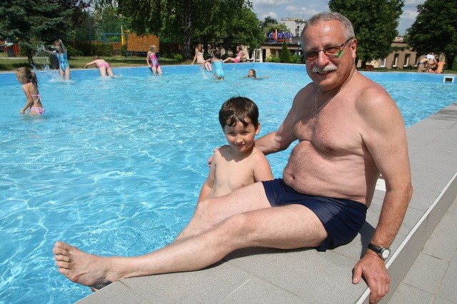 Tadeusz Piątkowski wraz z wnuczkiem Kacprem zapewniali, że woda w kieleckim basenie letnim przy ulicy Szczecińskiej w Kielcach, jest już na tyle ciepła, że można się kapać.