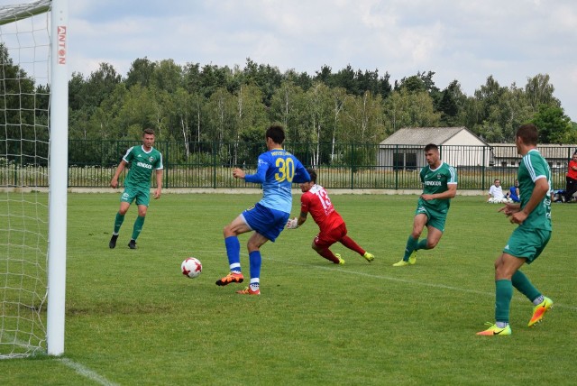 Pierwszego gola dla Radomiaka w sparingu z Motorem zdobył Szymon Stanisławski (drugi od prawej).