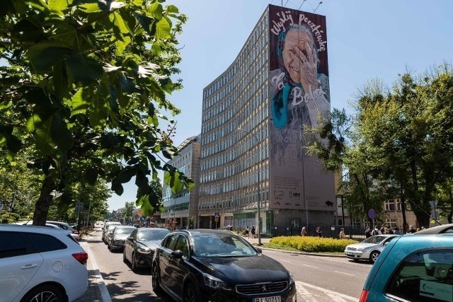 Tak przed remontem budynku przy Skłodowskiej prezentował się mural  "Wyślij Pocztówkę do Babci"