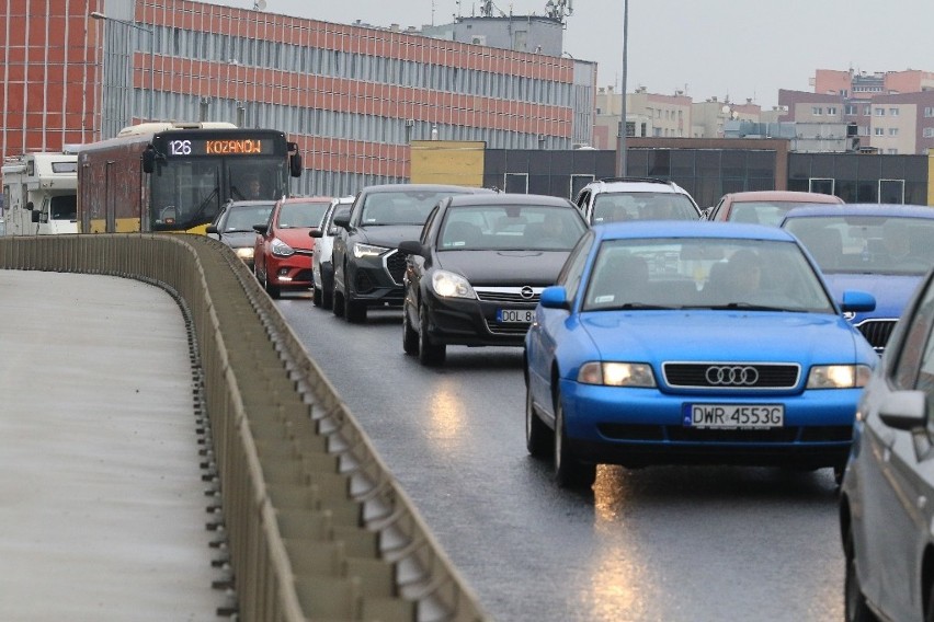Wypadek BMW na estakadzie Klecińskiej. Ogromne korki (ZDJĘCIA)