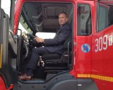 Nowy wóz bojowy dla Ochotniczej Straży Pożarnej w Rykoszynie, w gminie Piekoszów. Wójt Zbigniew Piątek usiadł za sterami. Zobaczcie zdjęcia