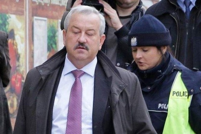 Walenty Korycki wyprowadzany przez policję z Urzędu Marszałkowskiego