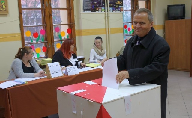 Mariusz Brunka przy wyborczej urnie