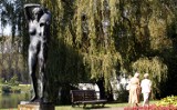 Dziewczyna z dzbanem zniknęła! Kto skradł piękną rzeźbę z Parku Śląskiego?