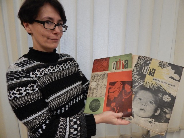 Dr Joanna Filipczyk z muzeum prezentuje unikatowe wydania miesięcznika „Odra”. Te i podobne pamiątki trafią na wystawę.