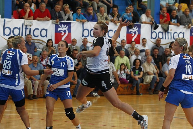 Aleksandra Kucharska (z piłką) w pierwszym meczu Pogoni z Samborem Tczew.