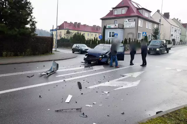 We wtorek (17 grudnia) przed godz. 10 doszło do wypadku na skrzyżowaniu ulic Małopolskiej i Sikorskiego w Miastku. Zderzyły się dwa samochody: skoda i ford. Jedna osoba została niegroźnie poszkodowana (kierująca fordem). 