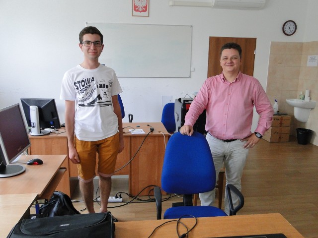 Tak Mieszko Grodzicki (z lewej) przygotowywał się do Międzynarodowej Olimpiady Informatycznej pod okiem nauczyciela i mentora, wicedyrektora VI LO w Radomiu Mirosława Mortki.