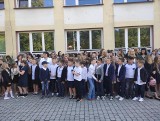 W sandomierskich szkołach podstawowych zabrzmiał pierwszy dzwonek. Na uczniów czekają nowości. Zobacz zdjęcia